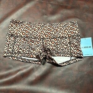 NWT fleo medium low rise contour shorts. Leopard.